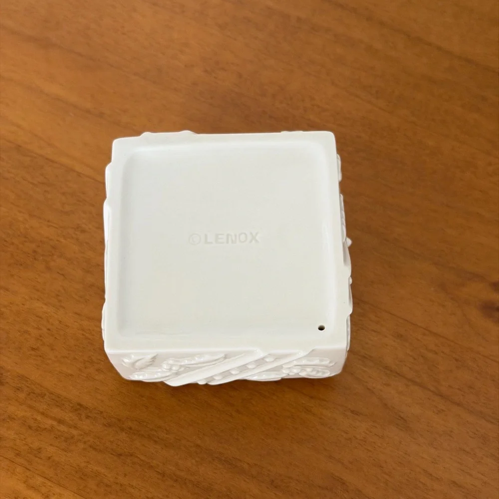 Lenox Yuletide Glowlights Tea Candle Holder-Ivory Porcelian Gift Box With Bow 🎀